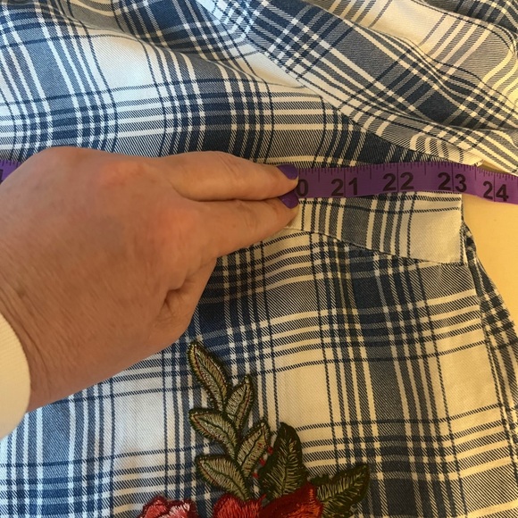 Celebrity Pink off shoulder with embroidered flower - Picture 7 of 9